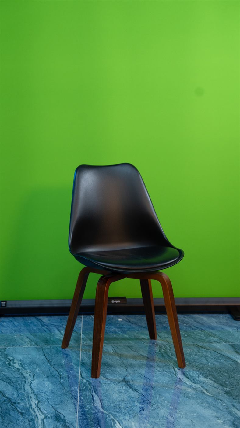 Fondo croma verde con silla