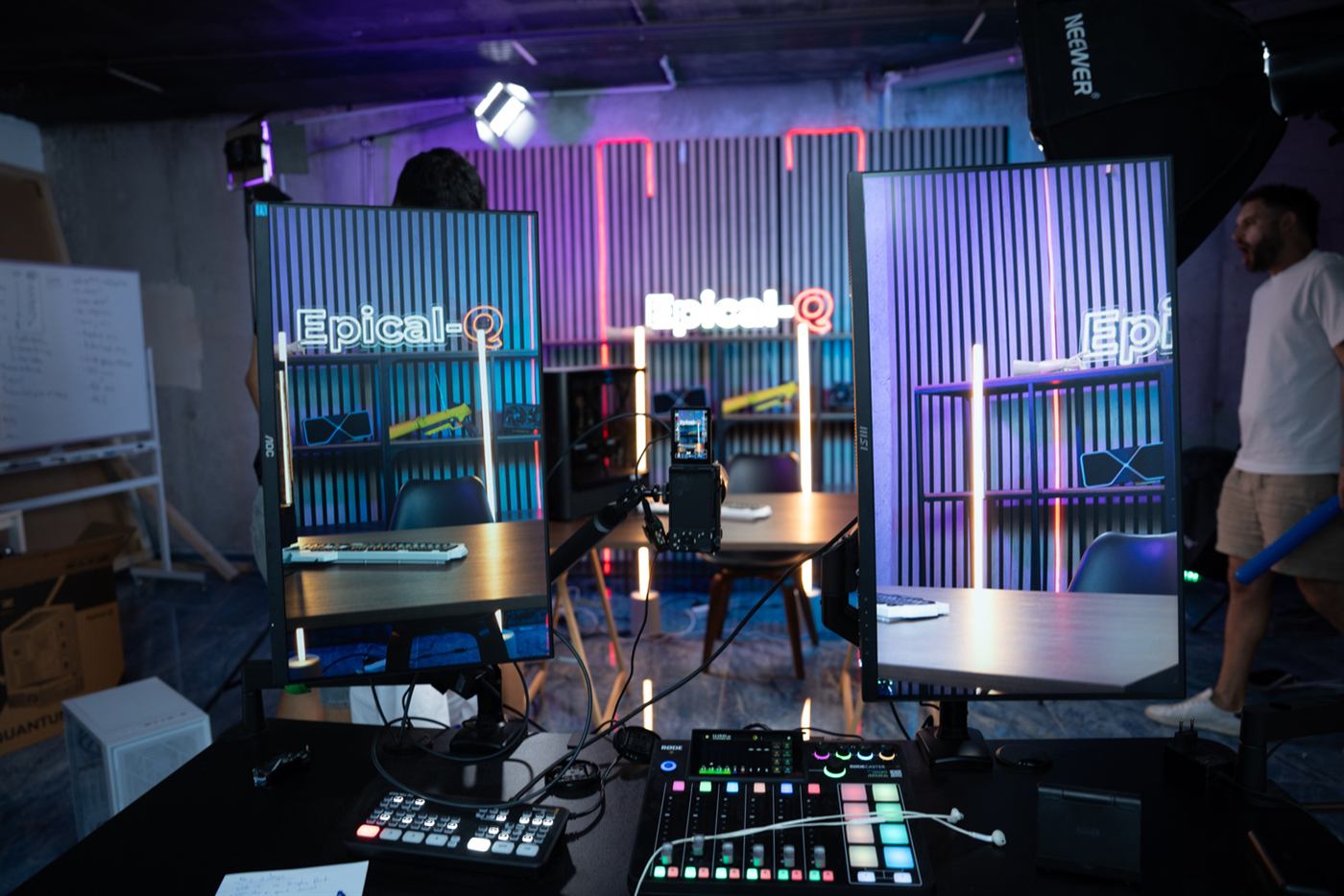 Set de YouTube con listones y neón