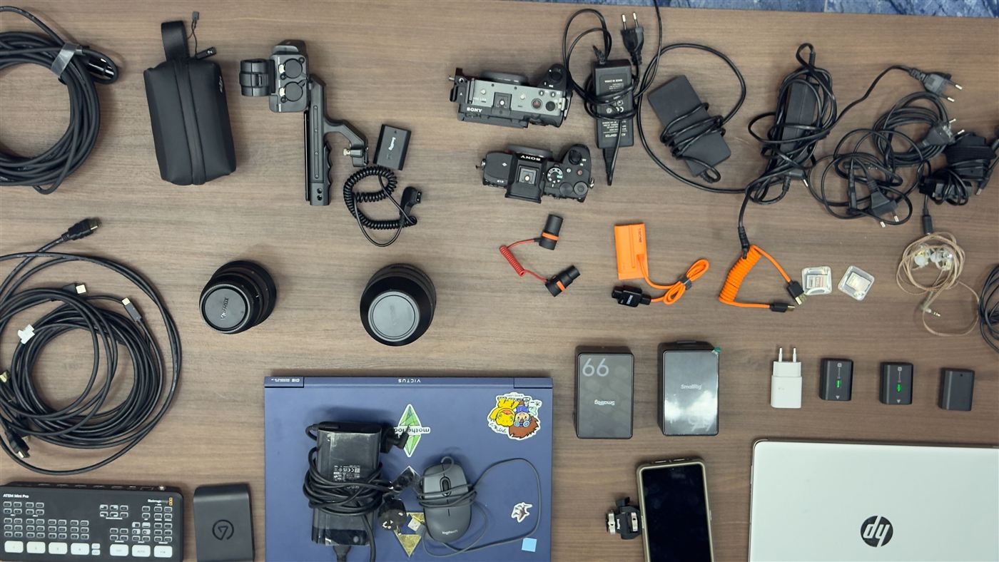 Equipo de rodaje preparado: cámaras Sony, ópticas, micrófonos, baterías, ATEM y cableado