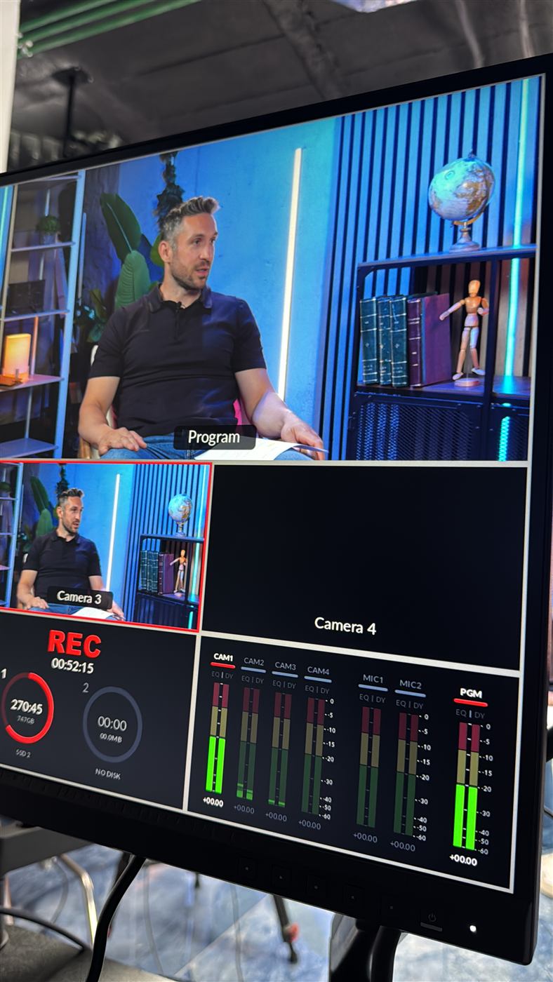 Mesa de realización con monitores