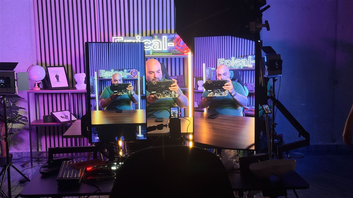 Grabación de Epical-Q vista desde realización: el presentador en el set y en los monitores de previo