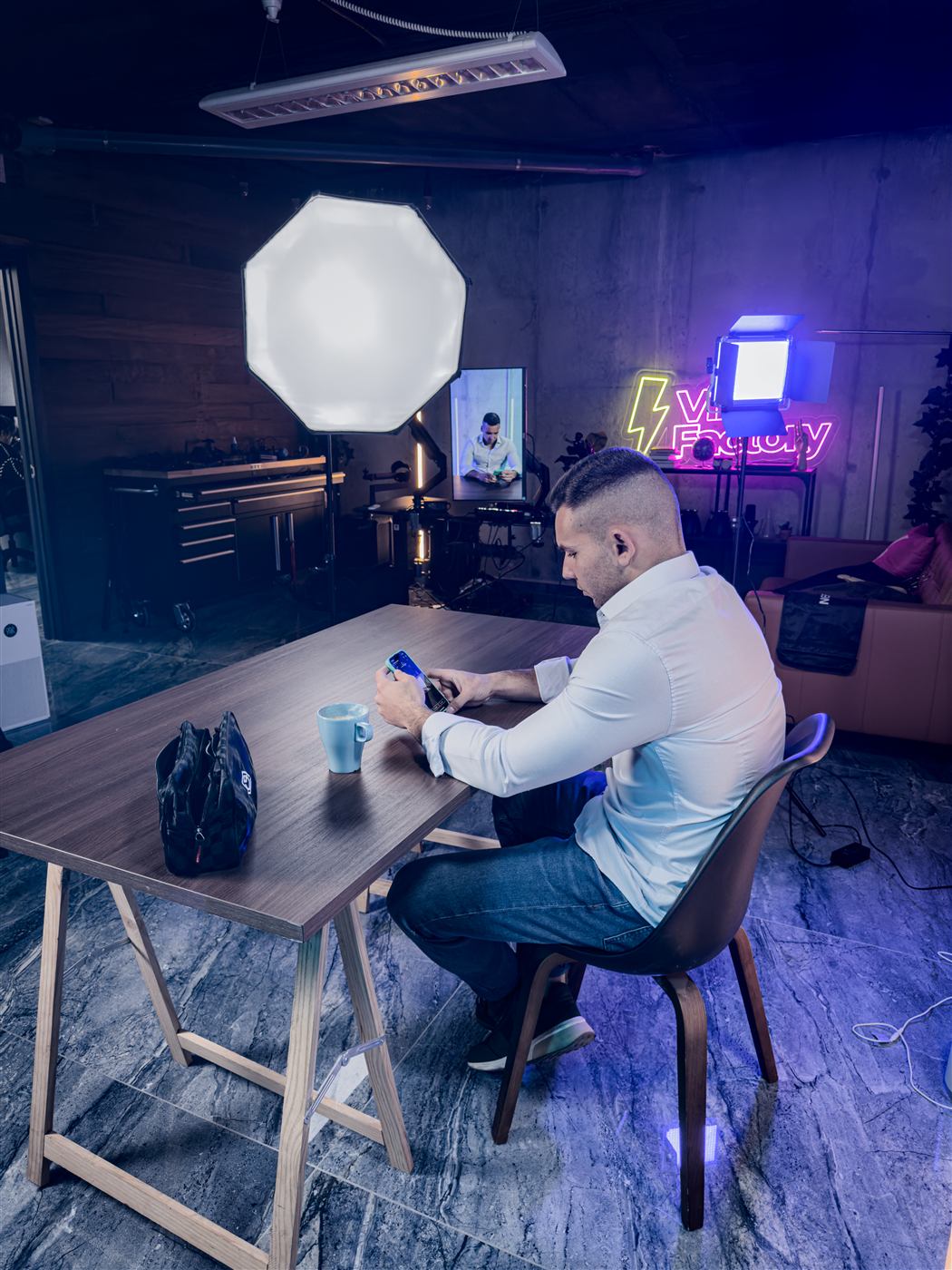 Grabación en mesa con iluminación de estudio