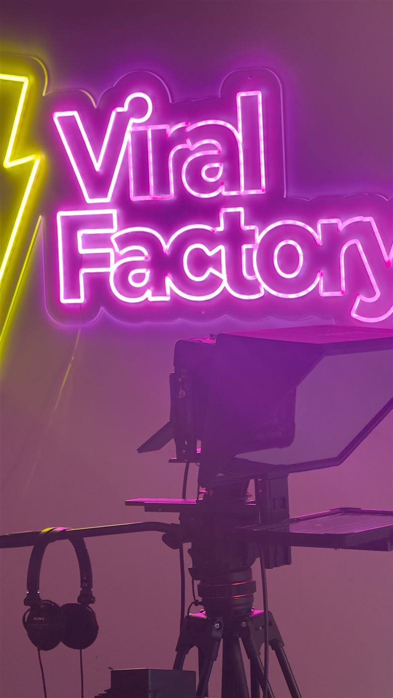 Neón Viral Factory en el set
