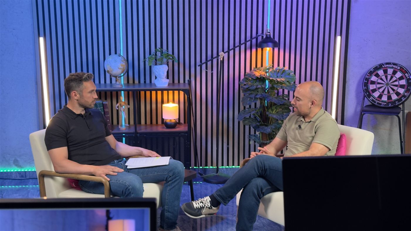 Dos invitados en un podcast grabado en el estudio