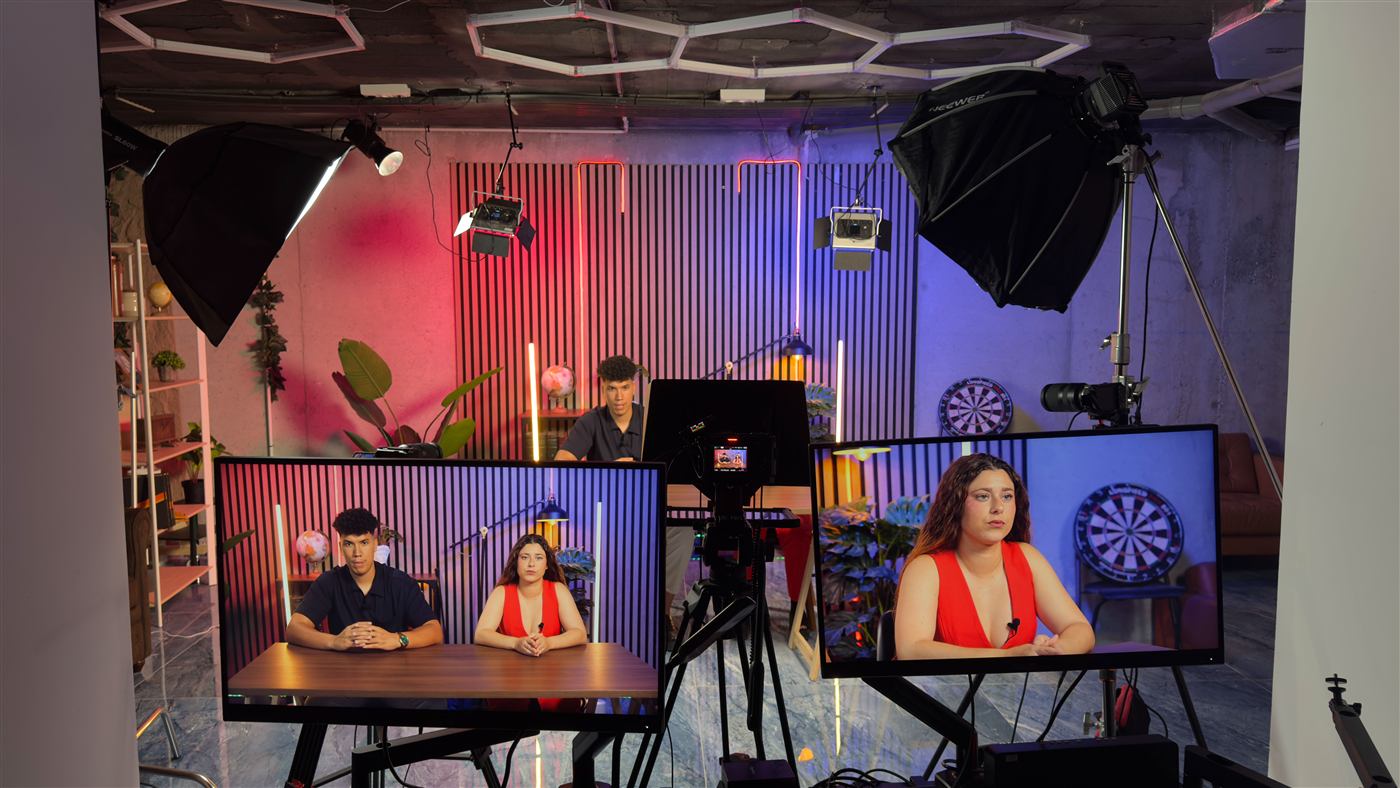 Set con monitores de previo durante un rodaje