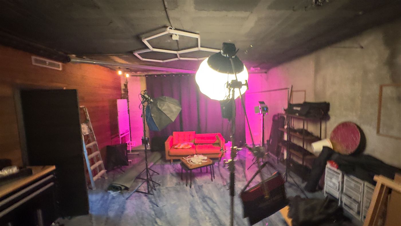 Set con cortinas rojas y sofá