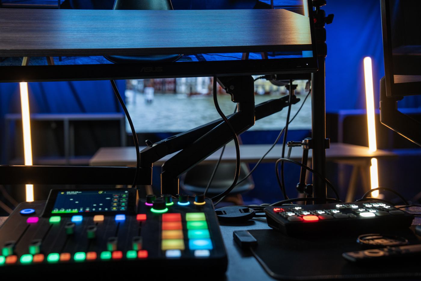 Mesa de sonido Rodecaster y controles de emisión