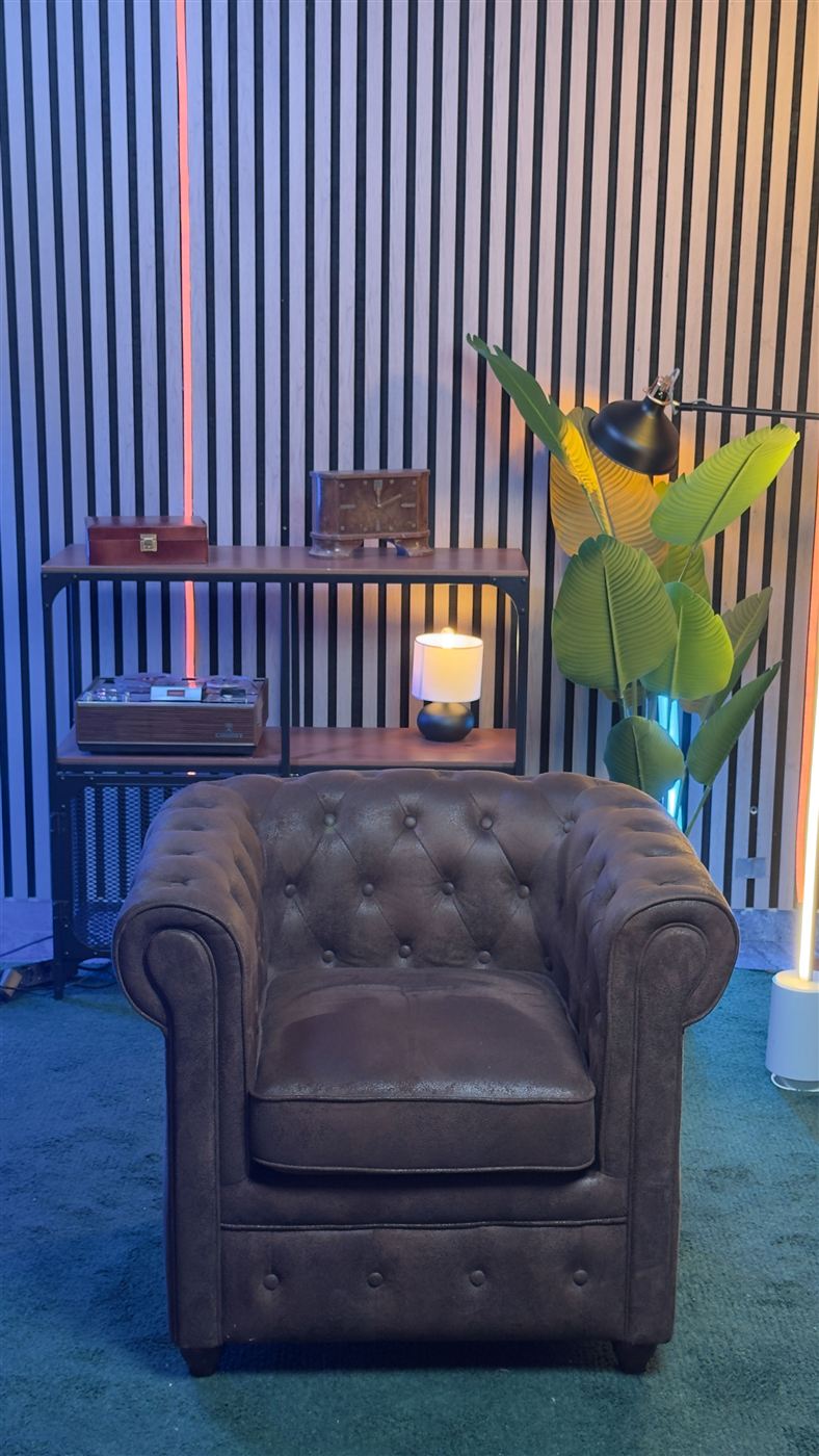 Set con sillón Chesterfield, estantería y listones de madera listo para grabar