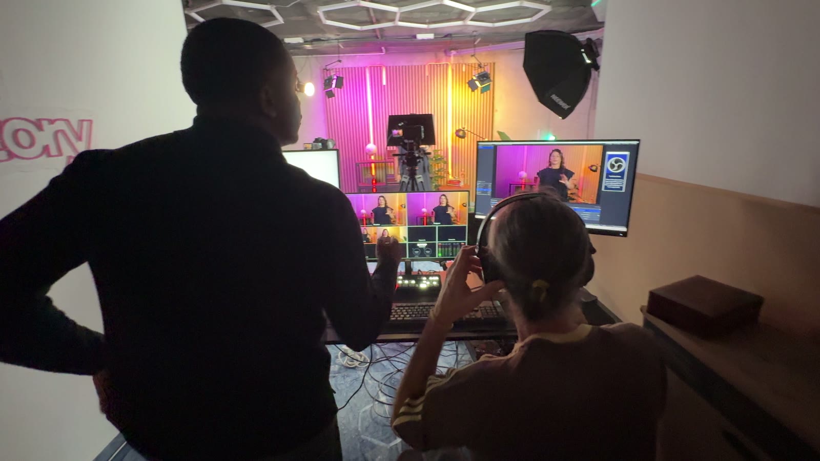 Realización en directo: el equipo de Viral controlando las cámaras y los monitores durante un videopodcast