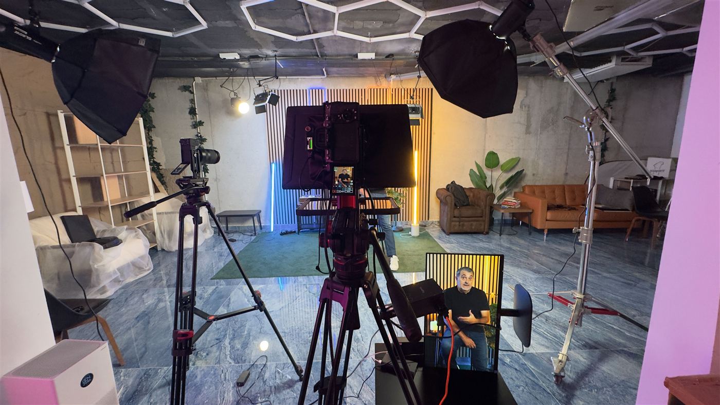 Rodaje en la sala polivalente: cámaras, teleprompter, softbox y monitor con el presentador