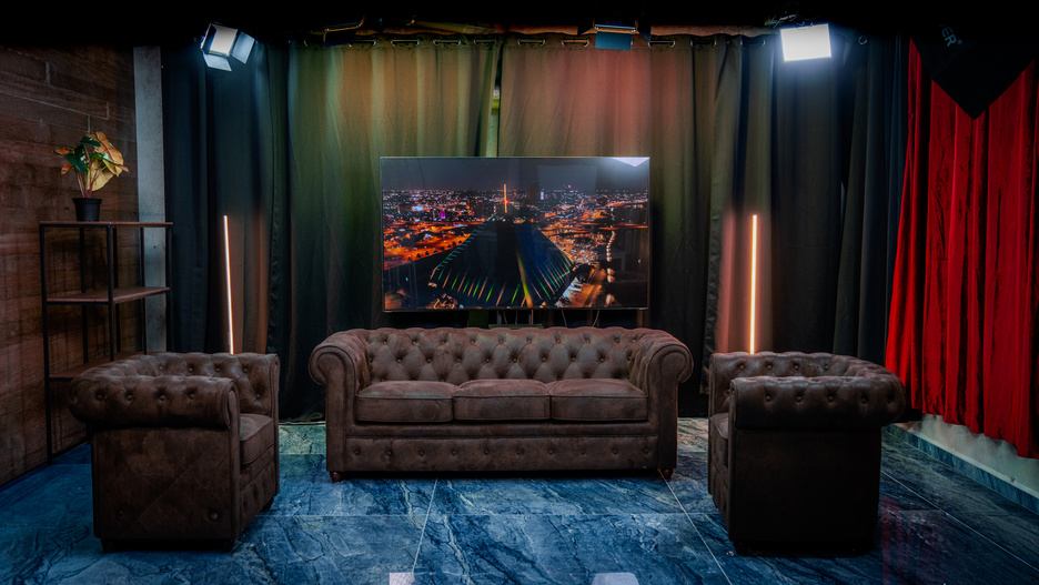 Gran sala polivalente con sofás Chesterfield