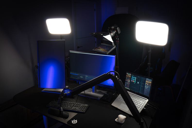Puesto de streaming y cursos con monitores y focos