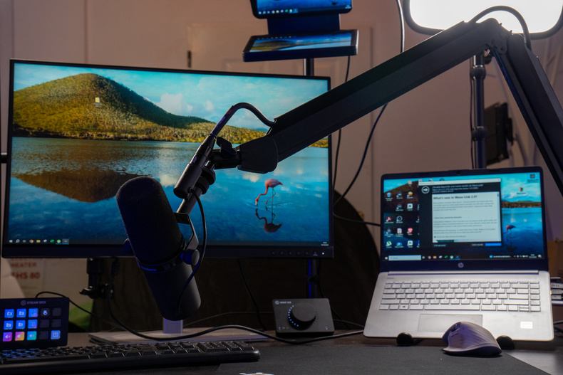 Puesto de streaming con micrófono y monitor 4K